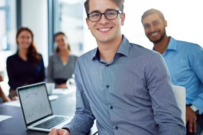 Profissional utilizando software de gestão financeira para organizar fluxo de caixa e projetos empresariais