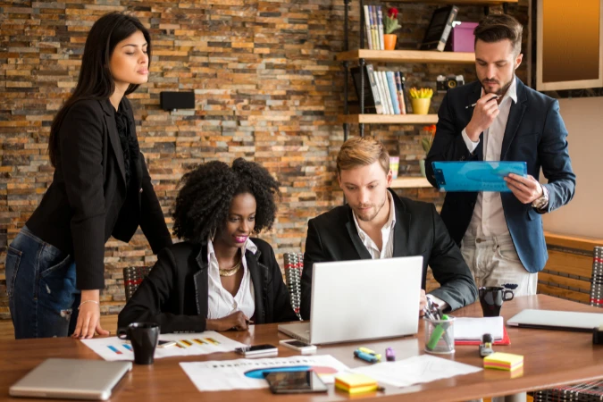 Profissionais criativos organizando informações do briefing durante planejamento de projeto