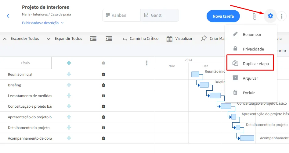 Tela do FlowUp mostrando o menu de opções do projeto com a função “Duplicar etapa” destacada em vermelho, permitindo copiar configurações e tarefas no Diagrama de Gantt.