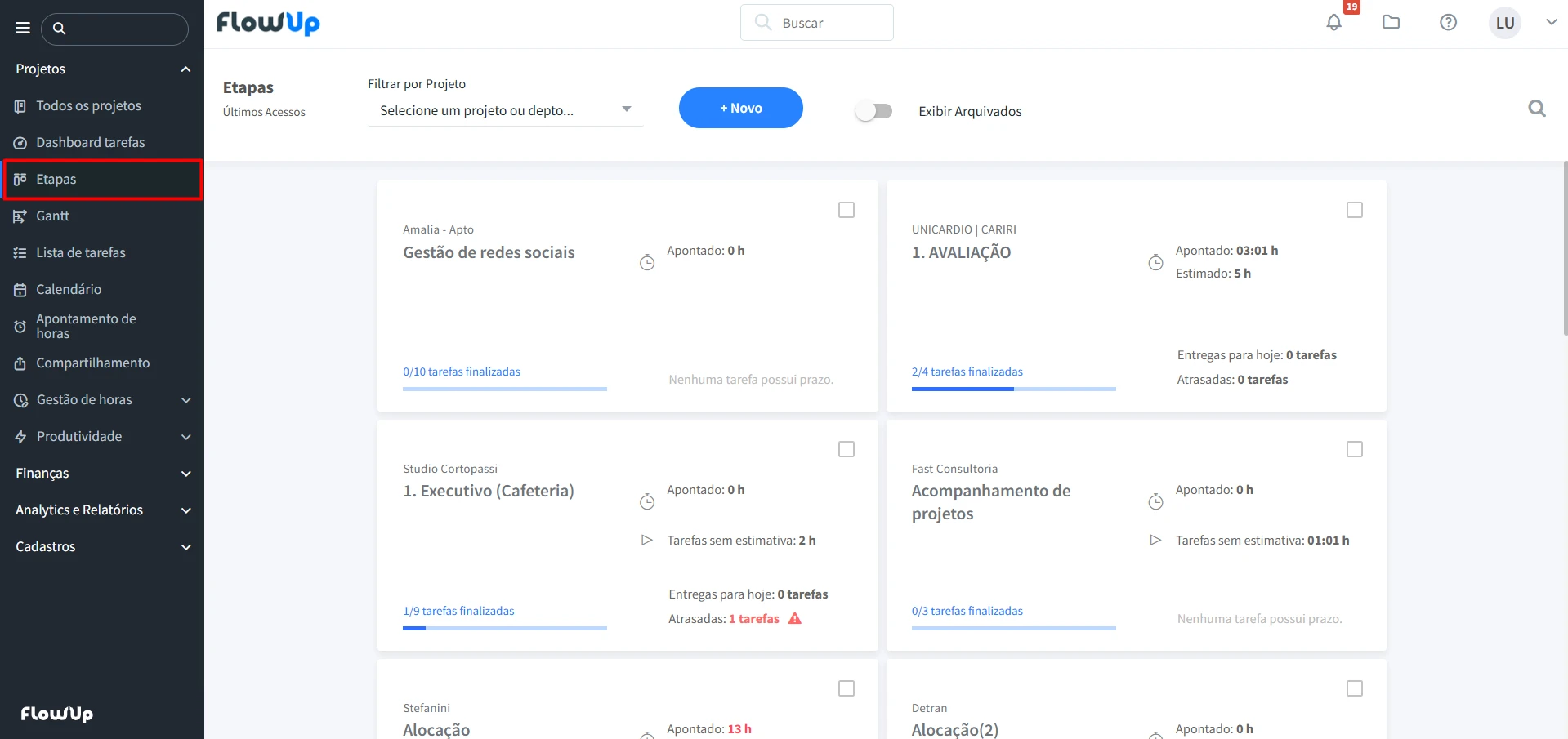 Quadro Kanban do FlowUp com colunas personalizadas e tarefas organizadas para equipes.