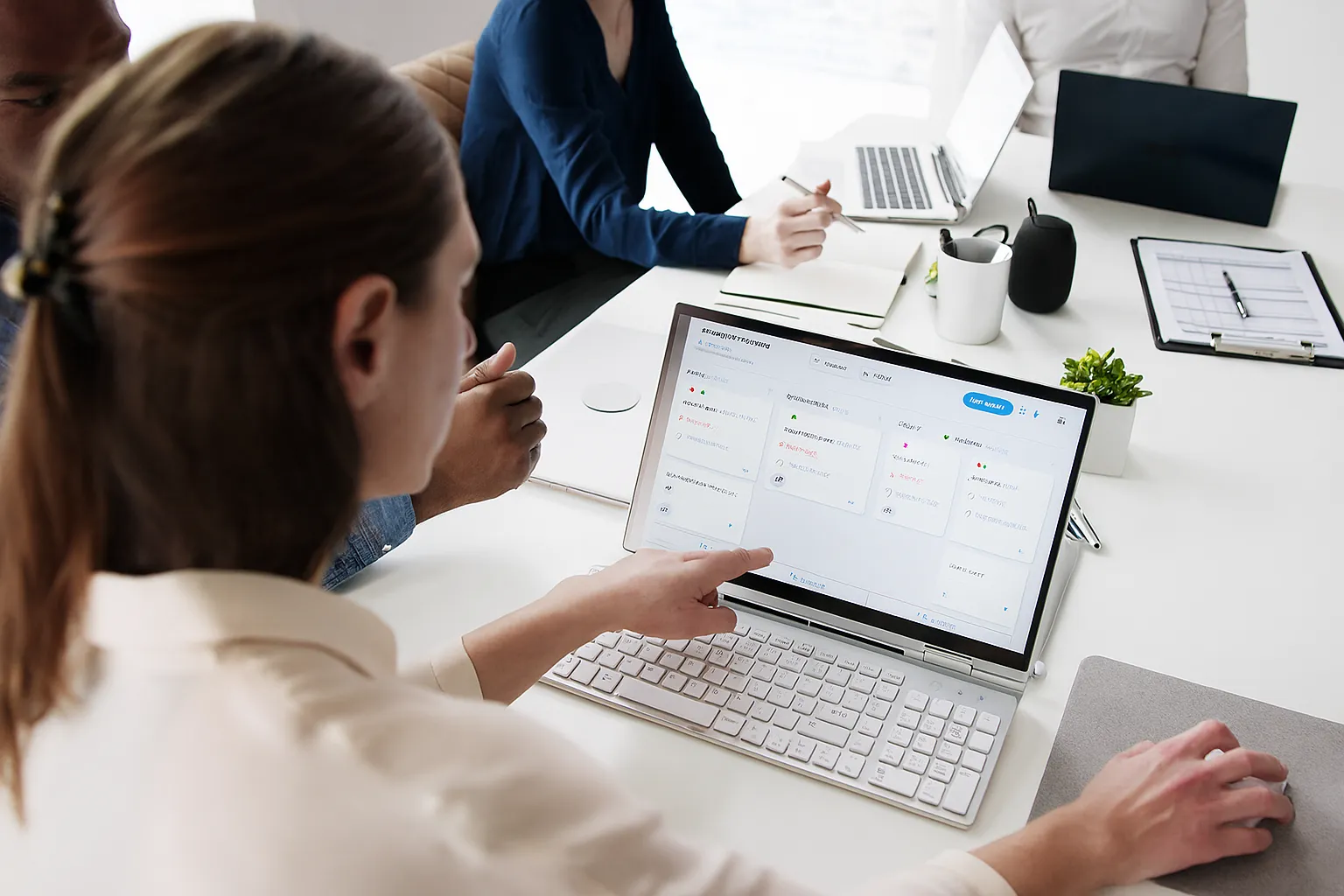 Equipe de projetos utilizando quadro Kanban do FlowUp em reunião colaborativa.