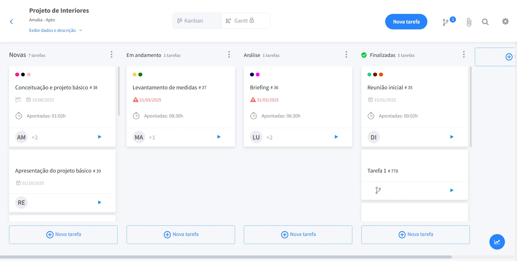 Tela intuitiva do quadro Kanban no FlowUp com tarefas organizadas em colunas.