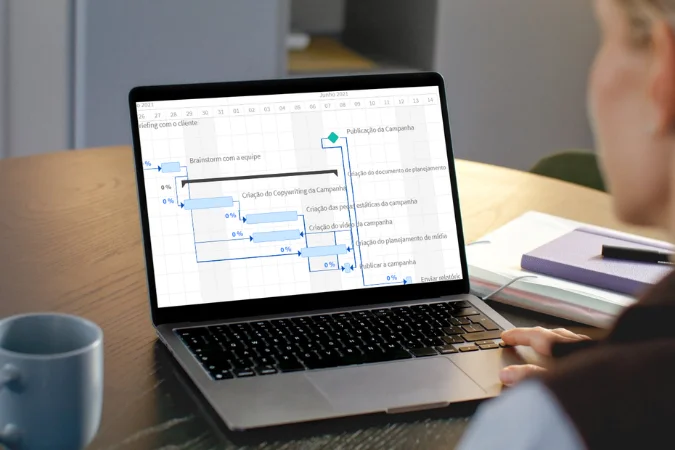 Tela de software de gestão exibindo cronograma em Gantt para controle de escopo do projeto