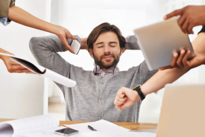 Profissional tranquilo enquanto recebe múltiplas demandas, apoiado por software de gestão.