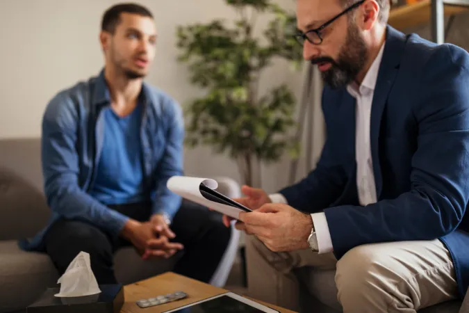 Profissional em sessão de aconselhamento, buscando apoio especializado para aprimorar a gestão de estresse no trabalho.