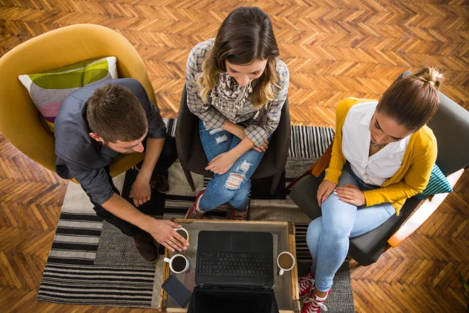 Equipe acompanhando briefing e tarefas em software de gestão de projetos integrado