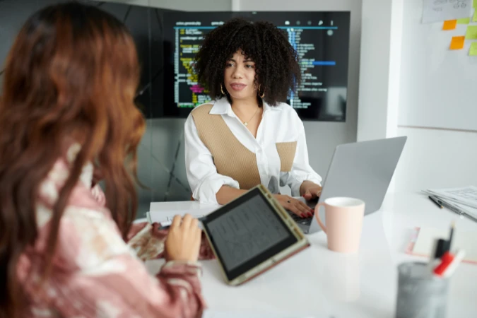 Quando a equipe compartilha prioridades, decisões deixam de ser reativas e ganham alinhamento.