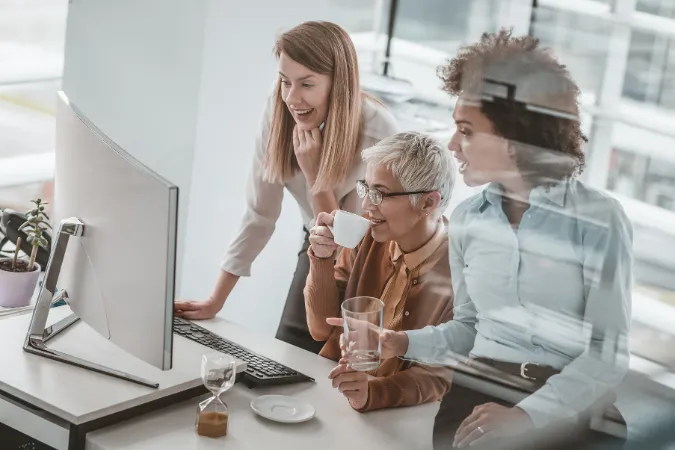 Equipe colaborando de forma integrada para prevenir retrabalho e melhorar resultados