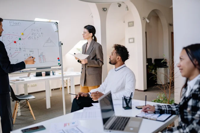 equipe analisando fluxos de trabalho em reunião de gestão de processos