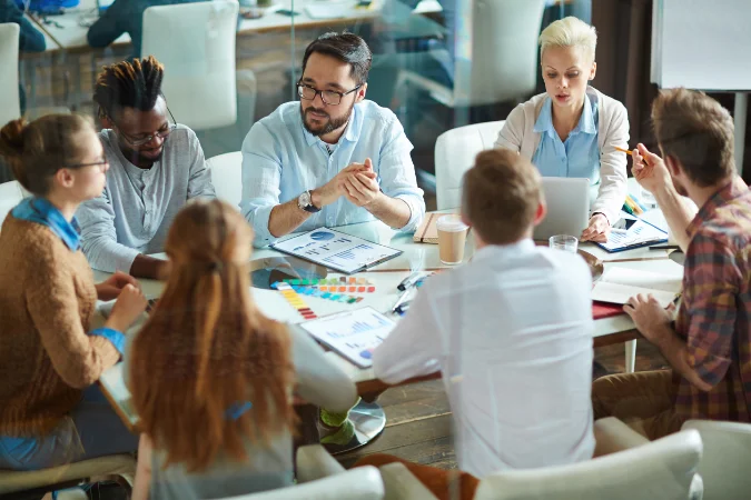 Equipe multidisciplinar participando de reunião de briefing para alinhar objetivos, escopo e expectativas do projeto