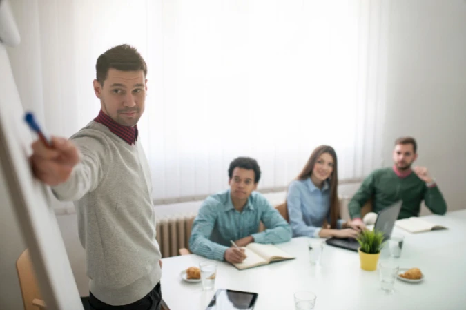líder explicando critérios de priorização de tarefas para equipe durante reunião estratégica de projetos