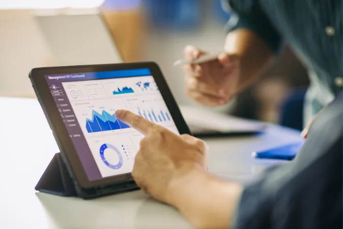 Dashboard financeiro em tablet mostrando gráficos para análise do demonstrativo de fluxo de caixa