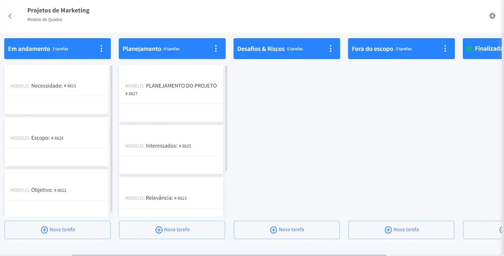 Tela do FlowUp exibindo o modelo de quadro Kanban para Projetos de Marketing com colunas como “Em andamento”, “Planejamento”, “Desafios & Riscos”, “Fora do escopo” e “Finalizadas”