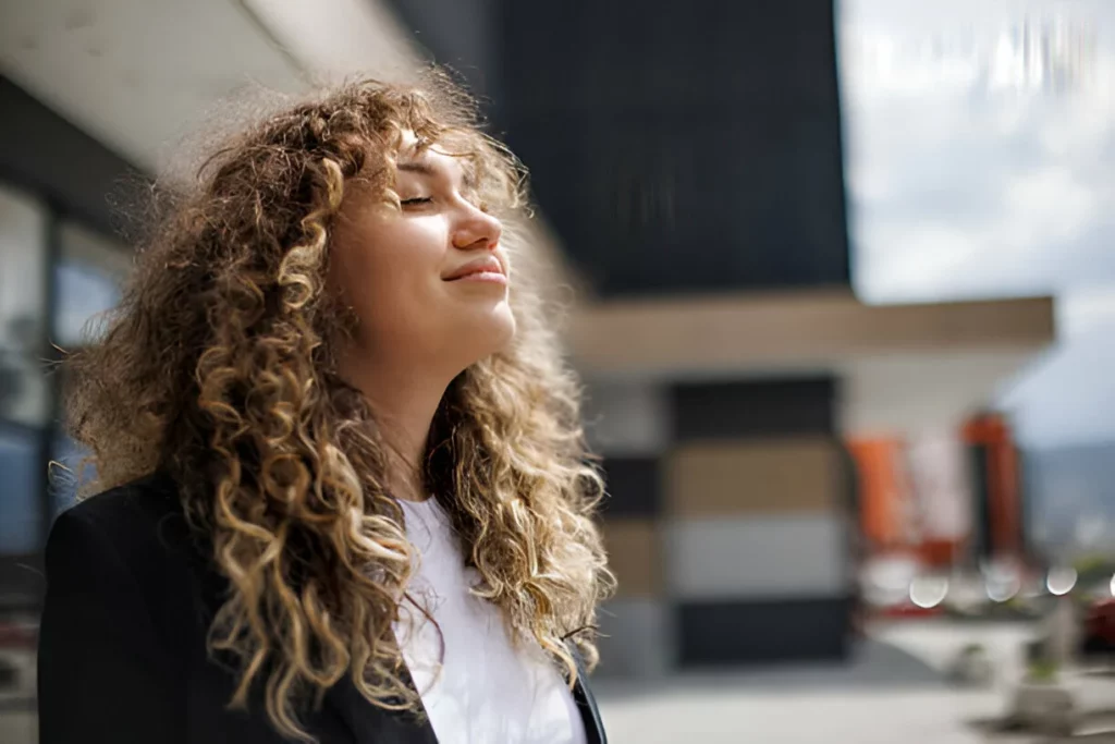 Mulher de negócios que relaxa ao ar livre