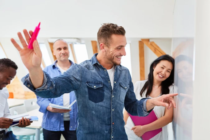 Líder conduzindo dinâmica de liderança com equipe em ambiente de trabalho