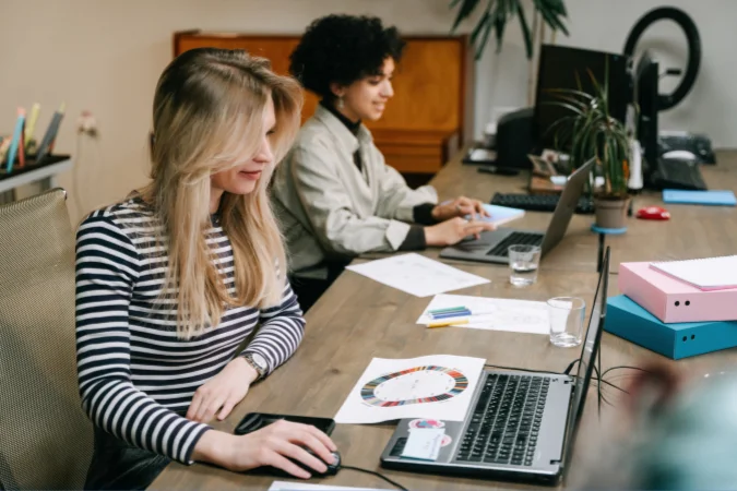 Equipe trabalhando de forma concentrada em um ambiente colaborativo durante a semana de 4 dias