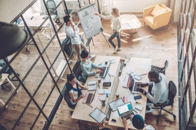 Equipe reunida planejando atividades e analisando dados em um escritório moderno