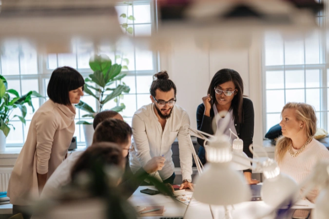 Equipe de projetos analisando dados e estratégias com relatórios visuais.