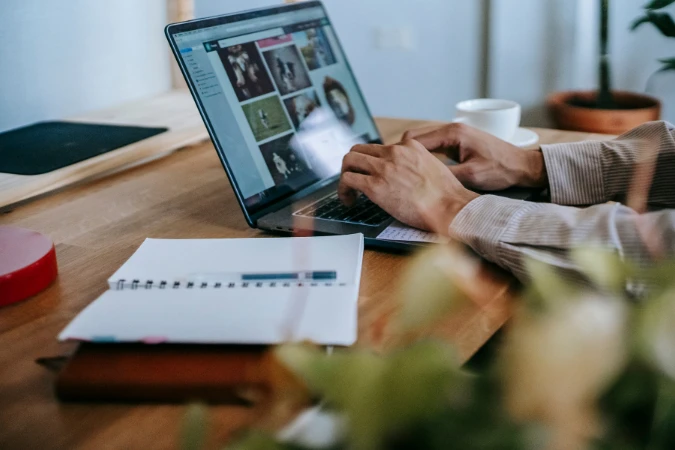 Profissional utilizando ferramentas de trabalho para gerenciar tarefas e conteúdos online.