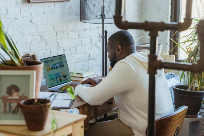 Profissional utilizando ferramentas de trabalho remoto para manter foco e organização em home office.