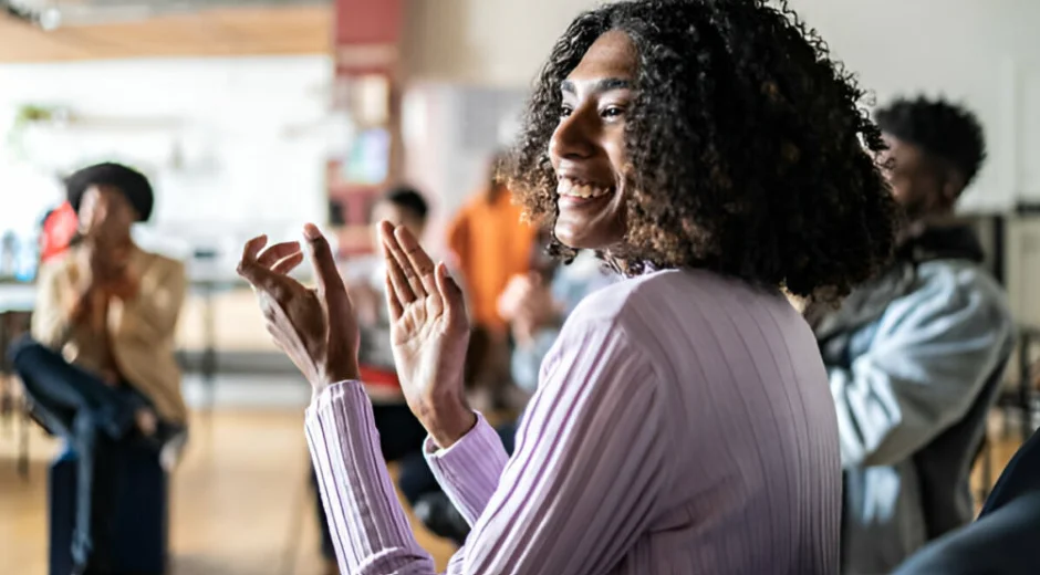 Profissional participando de reunião de briefing com equipe para alinhar expectativas, trocar percepções e apoiar decisões do projeto