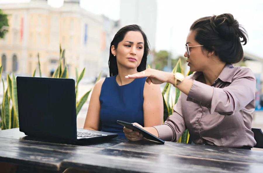 Profissionais conversando durante briefing para alinhar objetivos, discutir escopo e orientar decisões do projeto