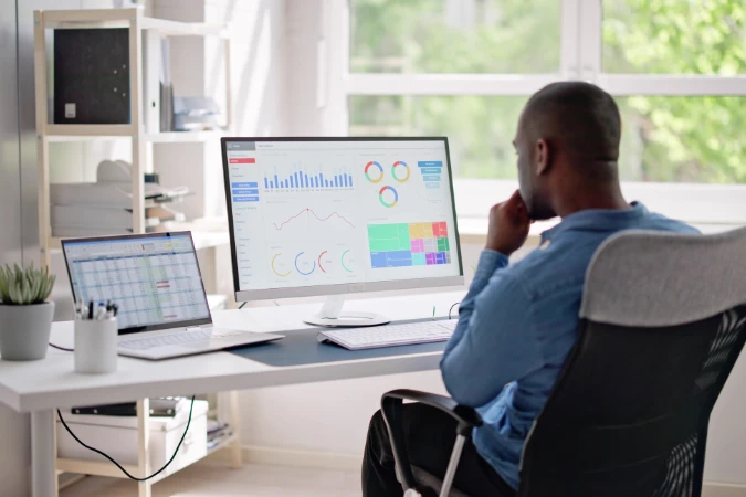 Dashboard financeiro mostrando custos planejados e realizados em um projeto.