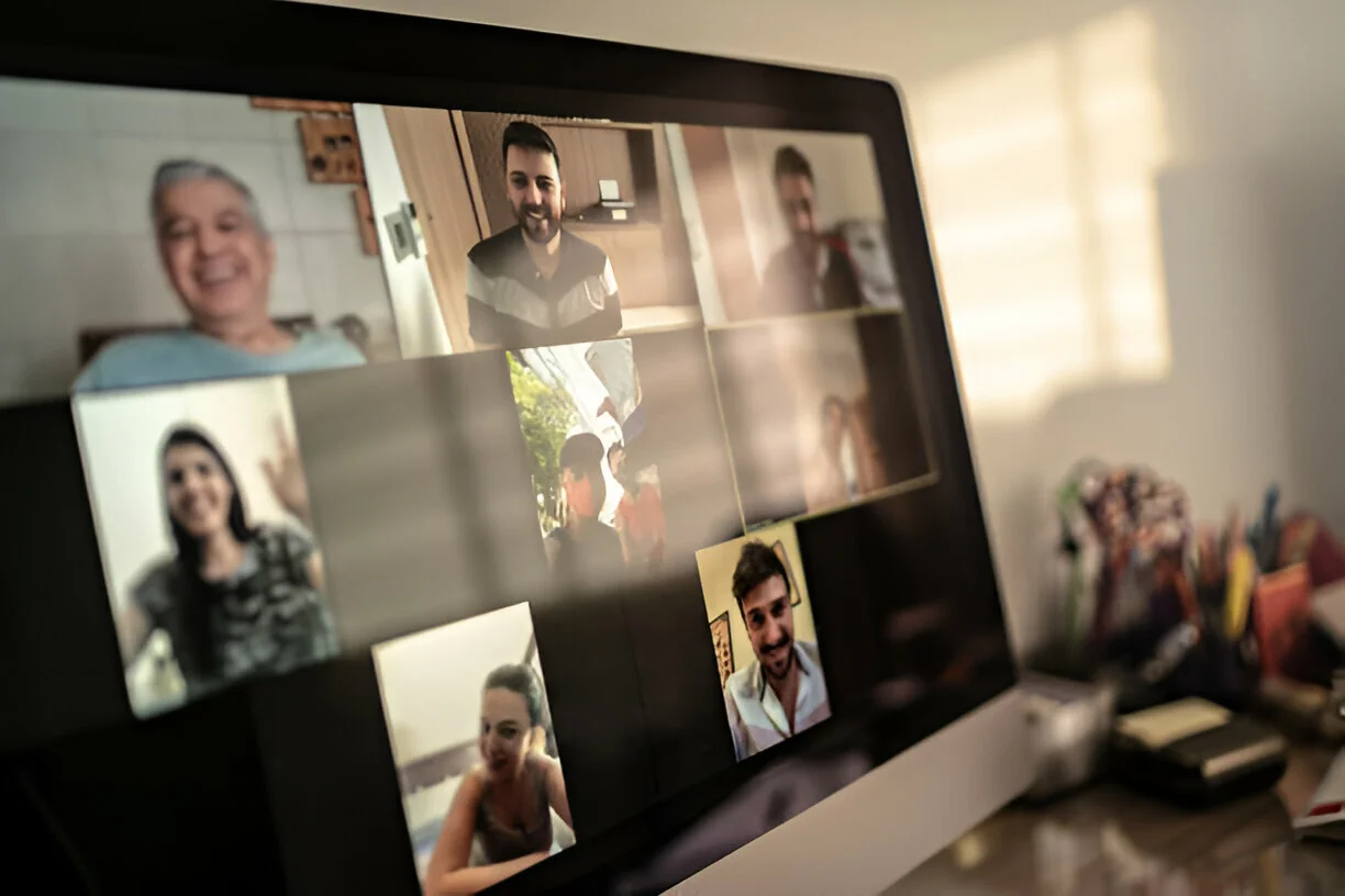 Equipe participando de videoconferência online utilizando ferramentas para trabalho remoto.