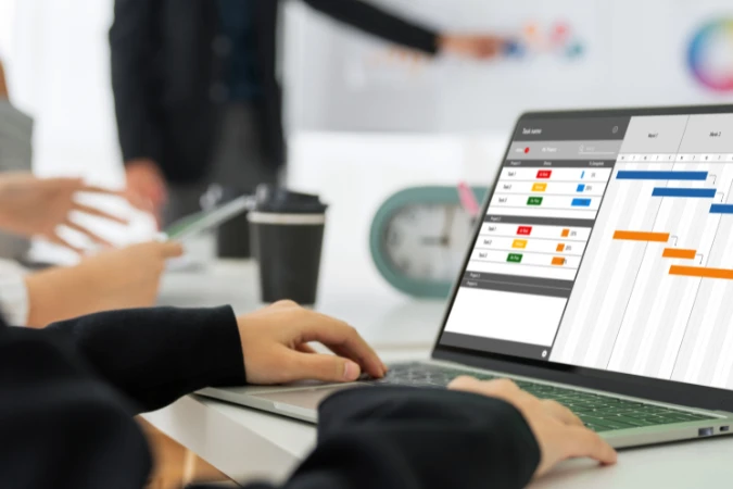 Pessoa utilizando visualização em Gantt no notebook para atualizar um cronograma inteligente de forma rápida.