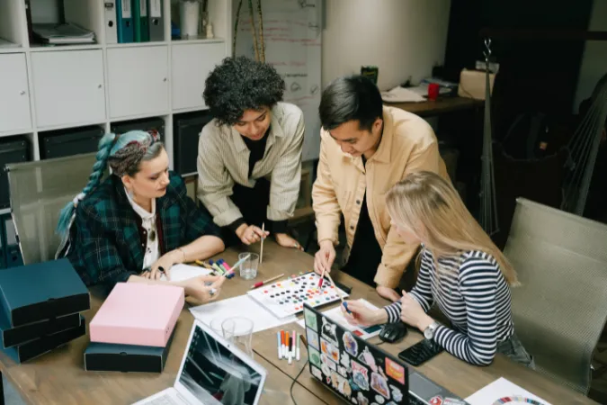 Equipe de trabalho colaborando em projeto criativo com organização e planejamento visual