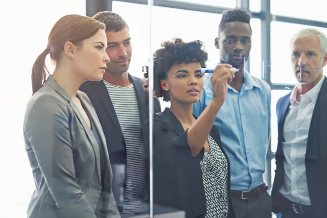 Equipe reunida analisando prioridades e discutindo decisões estratégicas em conjunto