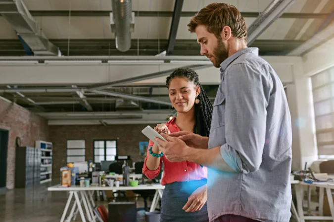 Profissionais discutindo prioridades e tomando decisões estratégicas no ambiente de trabalho