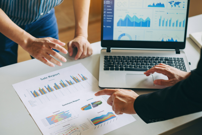 Análise colaborativa de relatórios financeiros e gráficos para controle do fluxo de caixa projetado