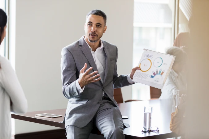 Profissional apresentando resultados e propostas com base no playbook de vendas para serviços