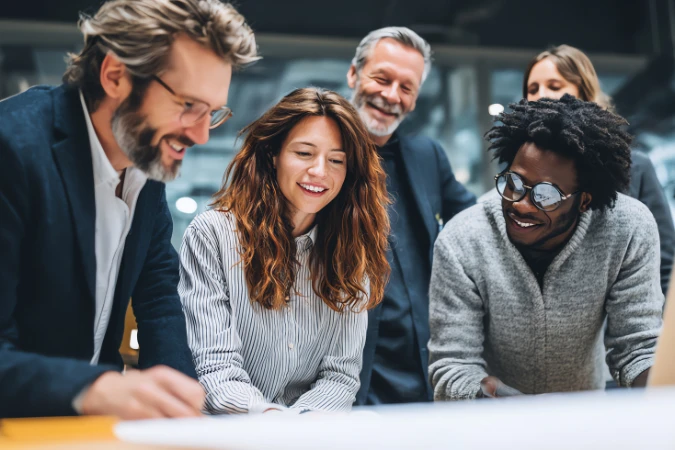 Equipe multidisciplinar reunida em mesa discutindo planejamento e prioridades com abordagem ágil fora da TI