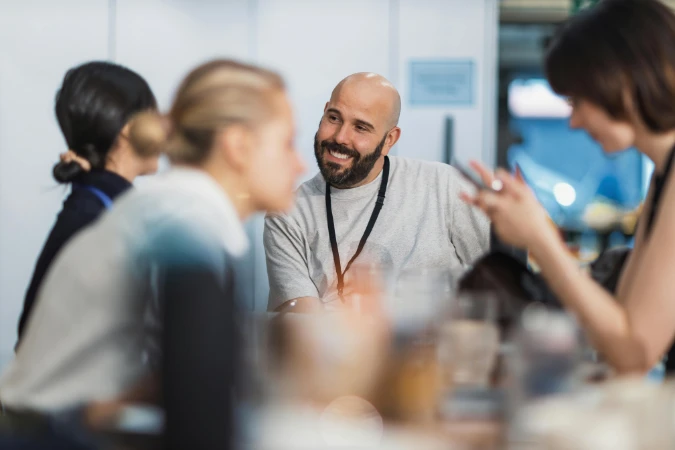 Líder conversando com equipe em ambiente descontraído, incentivando alinhamento e colaboração