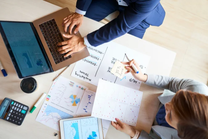 Equipe analisando gráficos e indicadores para definir prioridades em projetos