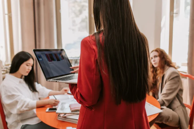 Líder apresentando prioridades do projeto para a equipe em reunião estratégica