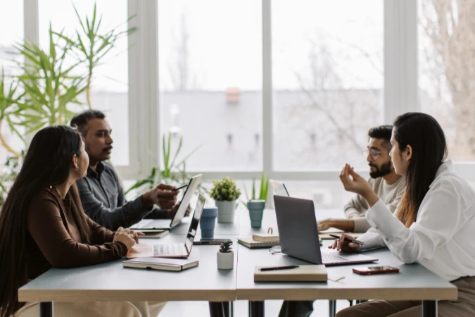 Equipe reunida discutindo decisões estratégicas para melhorar a rentabilidade de projetos de serviços durante a execução.