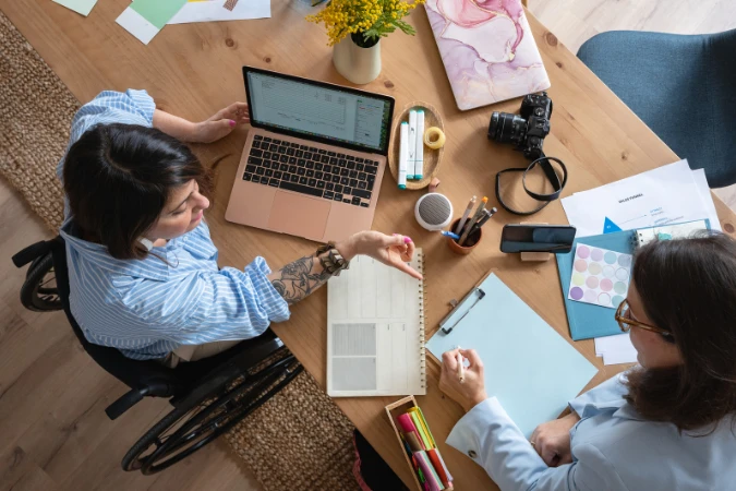 Vista superior de profissionais planejando tarefas e analisando documentos em um ambiente colaborativo