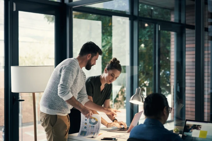 Equipe analisando informações e tomando decisões em conjunto durante a gestão de projetos recorrentes.