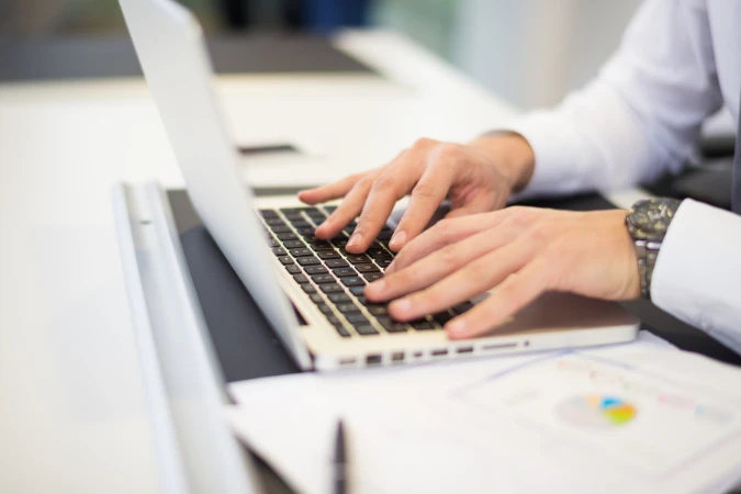 Uso de software de gestão de projetos para organizar tarefas, histórico e processos recorrentes no computador.