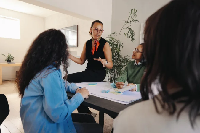 Líder técnica orientando equipe sobre etapas e limites de escopo em projeto