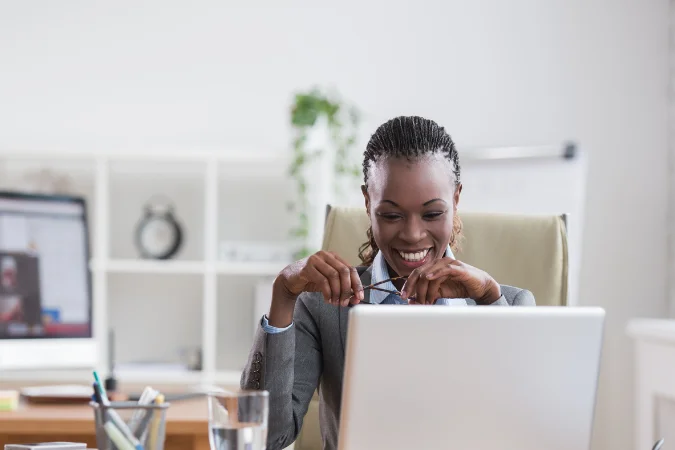 Profissional utilizando software de gestão de projetos no notebook para evoluir níveis de maturidade em gestão de projetos