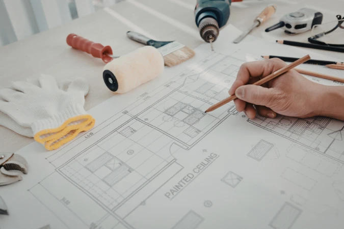 Profissional desenvolvendo desenhos técnicos durante a fase de projeto arquitetônico