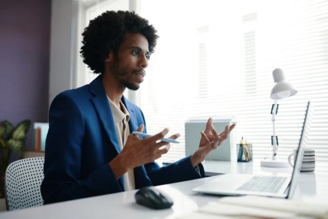 Gestor em reunião online analisando informações para decidir os próximos passos de um projeto.