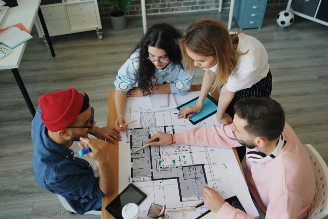 Equipe reunida analisando projeto técnico, com foco em alinhamento, definição de prioridades e produtividade do time.