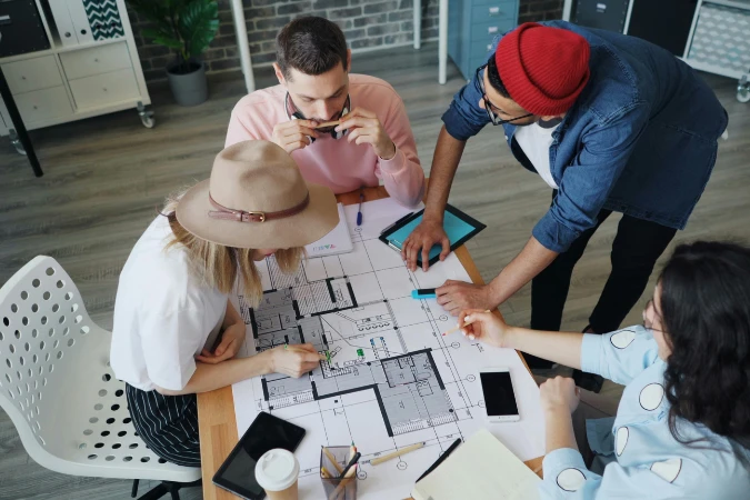 Equipe técnica compatibilizando projetos e analisando interferências entre disciplinas