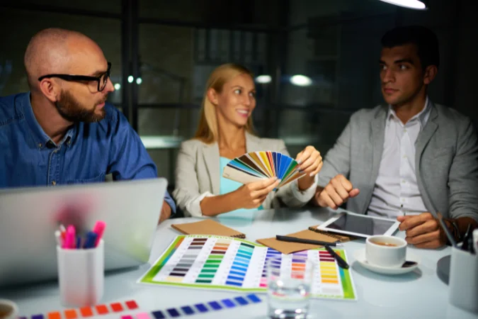 Equipe discutindo soluções e analisando informações visuais para apoiar decisões em projetos.