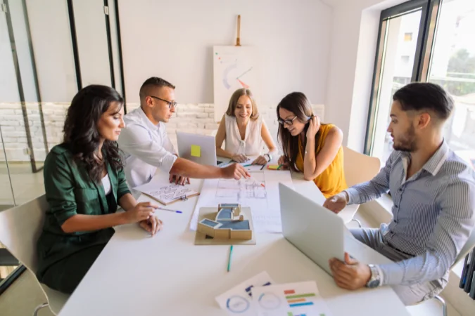 Equipe reunida discutindo projeto técnico e planejamento estratégico